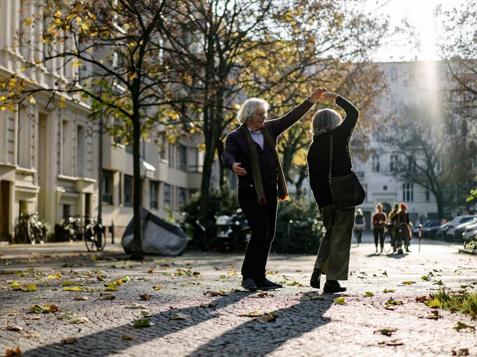 Älteres Paar tanzt auf der Straße. | © Getty Images / Janina Steinmetz