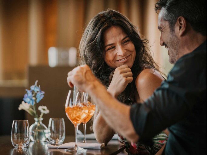 Mann und Frau lächeln bei einem Date | © Getty Images/Westend61