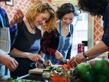 Frauen beim gemeinsamen Kochen | © GettyImages/Hinterhaus Productions