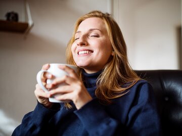 Frau trinkt genüsslich ihren Kaffee | © GettyImages/Luis Alvarez