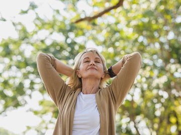 Ältere Frau, die im Sommer einen Tag im Park genießt | © Getty Images/Domepitipat