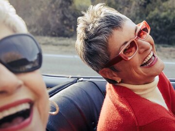 Zwei ältere Frauen gemeinsam auf einem Roadtrip in einem Cabriolet | © Getty Images/The Good Brigade