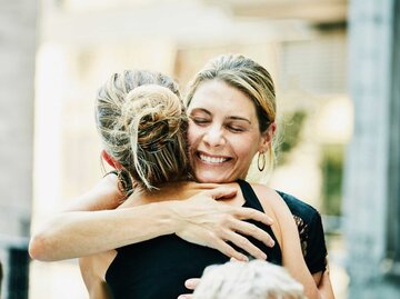 Zwei Frauen umarmen sich | © Getty Images/Thomas Barwick