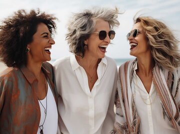 Drei Freundinnen lachen gemeinsam | © Adobe Stock/Romana