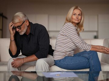 Paar sitzt vorm Tisch mit Scheidungspapieren | © Adobe Stock/Andrii Zastrozhnov