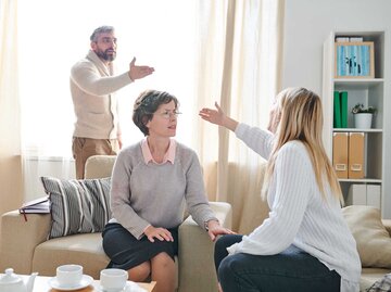Familie streitet sich im Wohnzimmer. | © Adobe Stock/Seventyfour