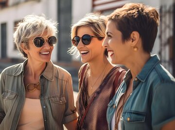 Gruppe von drei Frauen | © Adobe Stock/Romana