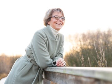 Glückliche Frau in der Natur | © Adobe Stock/Christian Schwier