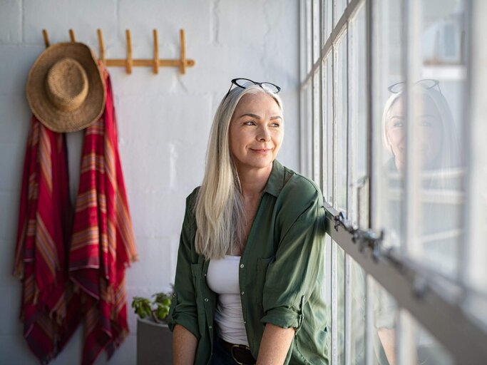Person sieht aus Fenster | © Getty Images/Ridofranz