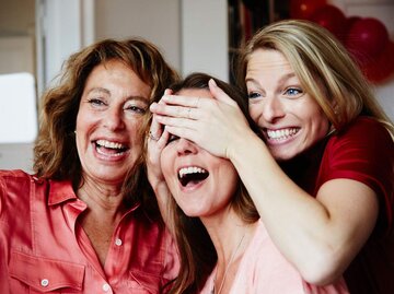 Drei Personen machen Selfie und lachen | © Getty Images/Silke Woweries
