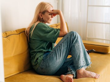 Person traurig auf Sofa | © Getty Images/ilona titova