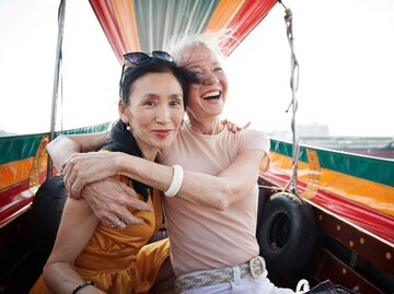 Zwei Personen umarmen sich auf Boot | © Getty Images/Klaus Vedfelt