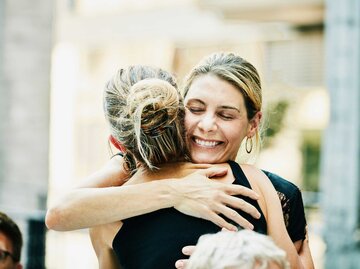 Zwei Frauen umarmen sich freudig | © Getty Images/Thomas Barwick