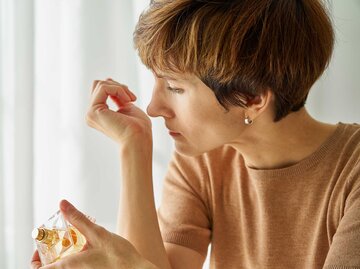 Frau sprüht sich Parfum auf das Handgelenk | © Getty Images/Natalia Gdovskaia / EyeEm