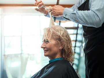 Älterer Frau werden Haare geschnitten | © Getty Images/Nastasic