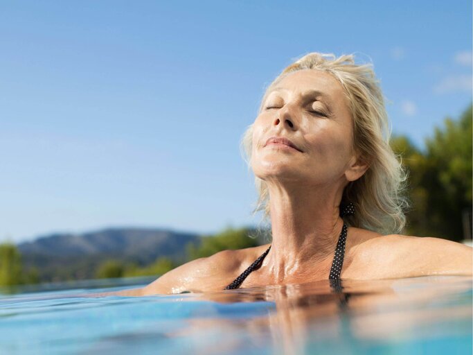 Person sonnt Gesicht im Pool | © Getty Images/PhotoAlto/Antoine Arraou