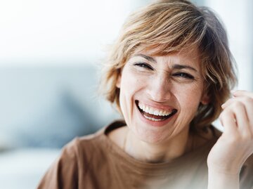 Reife Frau lacht glücklich | © Getty Images/	Westend61