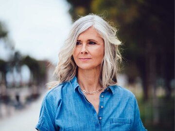 Frau mit schönen grauen Haaren | © Getty Images/wundervisuals