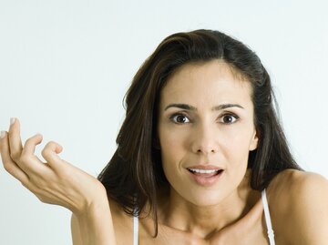 Eine Frau schaut überrascht | © GettyImages/PhotoAlto/Michele Constantini