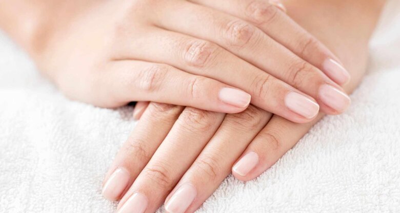 Gepflegte Hände mit Milky Nails | © Getty Iamges/Science Photo Library