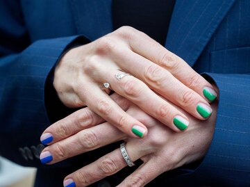 Frau trägt blauen und grünen Nagellack. | © Getty Images / Raimonda Kulikauskiene 