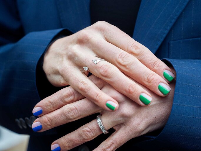 Frau trägt blauen und grünen Nagellack. | © Getty Images / Raimonda Kulikauskiene 