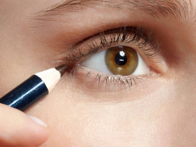 Person trägt braunen Eyeliner auf | © Getty Images/Odi Caspi