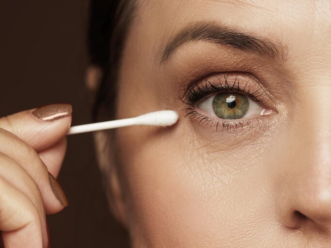 Close-up von Auge mitMascara, Eyeliner und Lidschatten  | © Getty Images/Jun