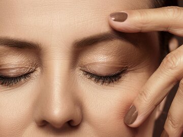Close-up von Gesicht einer Frau mit geschlossenen Augen | © Getty Images/Jun
