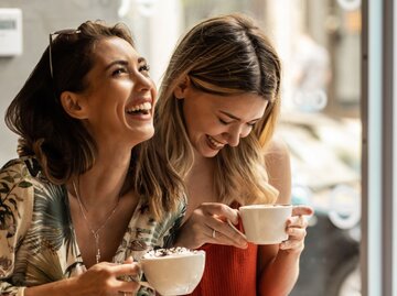 Zwei Frauen trinken gemeinsam Kaffee | © GettyImages / Jokic