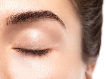 Close-up von geschlossenem Auge mit Wimpern | © AdobeStock/blackday