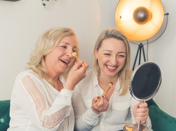 Zwei Freundinnen schminken sich | © AdobeStock/PoppyPix