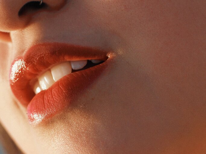 Diese 4 Lippenstift-Tricks sorgen für vollere Lippen