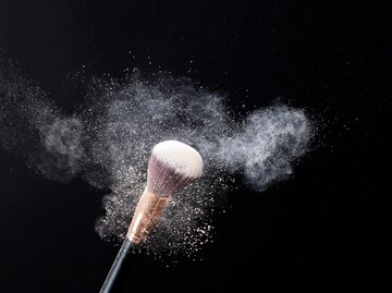 Pinsel mit Make-up auf schwarzem Hintergrund | © AdobeStock/rsooll