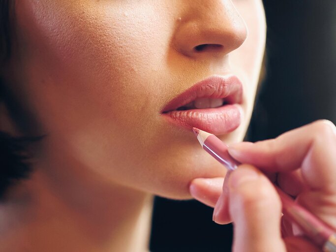 Frau umrahmt Lippen mit Lipliner | © AdobeStock/LIGHTFIELD STUDIOS