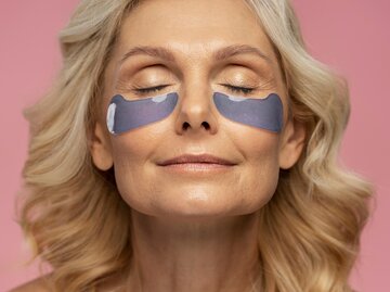 Gesicht einer Frau mit Augenpatches | © AdobeStock/Maria Vitkovska