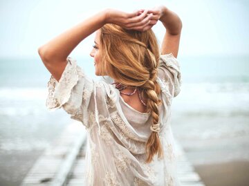 Frau mit locker geflochtenen Haaren am Strand | © Getty Images/Jasmina007