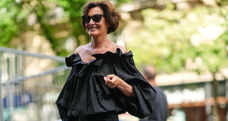 Ines de la Fressange trägt einen kurzen, stufigen Bob und ein schwarzes Outfit. | © Getty Images / Edward Berthelot