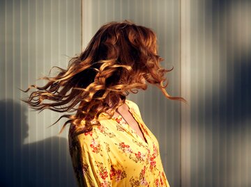 Eine Frau schüttelt ihre Locken | © GettyImages/Westend61