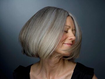 reife Frau mit gepflegten, halblangen grauen Haaren | © Getty Images/Ralf Nau