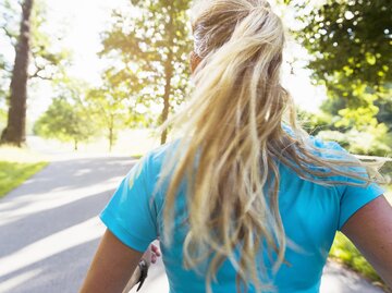 Läuferin mit blondem Pferdeschwanz | © Getty Images/Johner Images