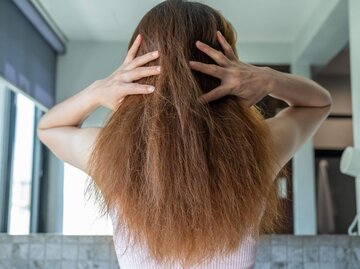 Person mit krausen Haaren | © Getty Images/Boy_Anupong