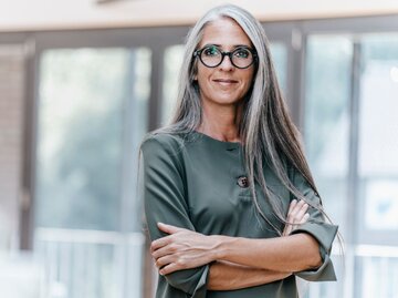 Portrait einer Frau mit sehr langen grauen Haaren | © Getty Images / Westend61