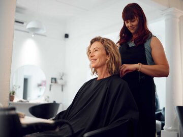Frau ist beim Friseurbesuch | © Adobe Stock/K Abrahams/peopleimages.com