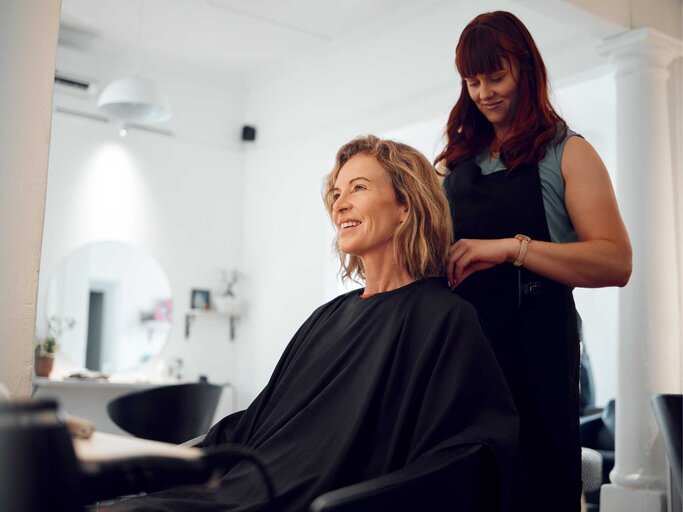 Frau ist beim Friseurbesuch | © Adobe Stock/K Abrahams/peopleimages.com