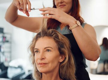 Frau beim Friseur  | © Adobe Stock/K Abrahams/peopleimages.com