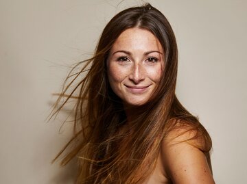 Portrait einer Frau mit braunen langen Haaren, Braunen Augen und Sommersprossen | © Getty Images / Westend61