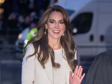 Kate Middleton trägt schimmerndes Glass Hair in weichen Wellen | © Getty Images / Samir Hussein / Kontributor