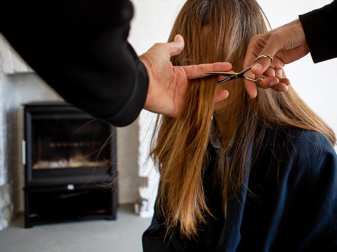 Eine Frau bekommt beim Friseur Half Moon Bangs geschnitten | © GettyImages/Photographer, Basak Gurbuz Derman