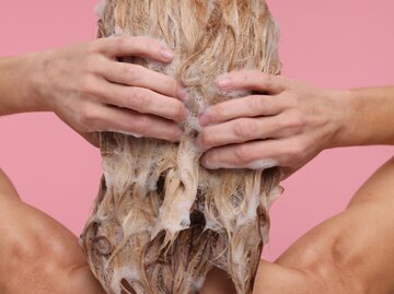 Nahaufnahme von eingeschäumten blonden Haaren | © Getty Images / Liudmila Chernetska